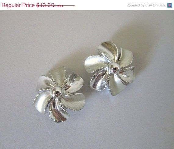 20% off SALE Vintage 1960s Earrings // 60s Flower Clip Ons // First Bloom