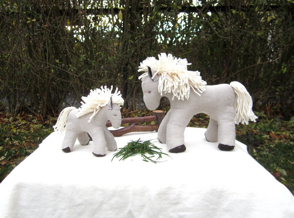 Horse set, mama and baby, organic linen, white, grey, neutral, children gift, cosy, Waldorf, play, animal, wool, can be vegan