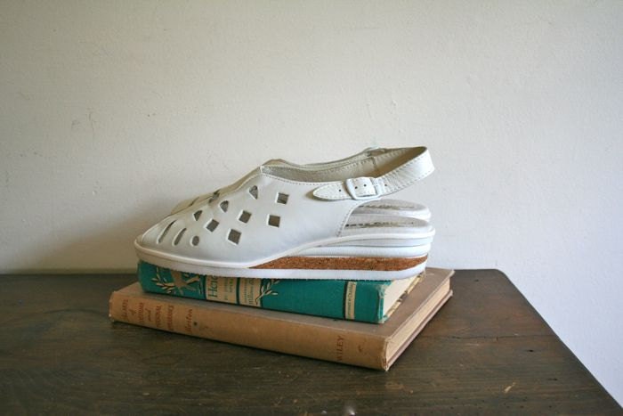 vintage white sandals - CUT OUT leather wedges / 6.5-7