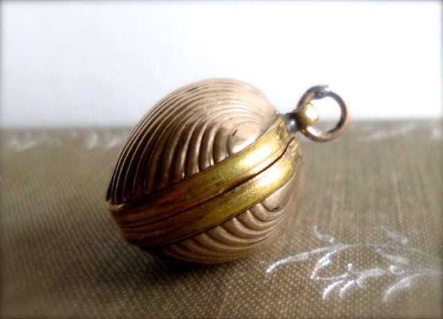SALE Victorian Gold Clam Shell Locket Seashell 9K