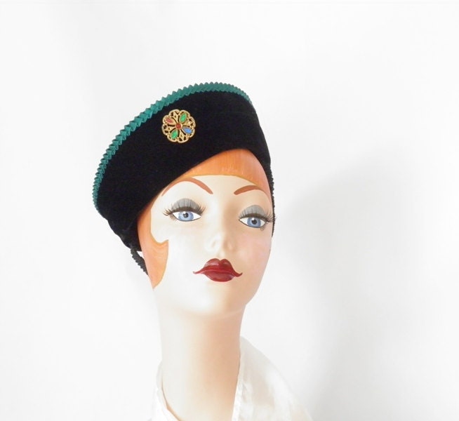 Woman's 1930s tilt hat, Consumer's Protection Label, Jean Nedra