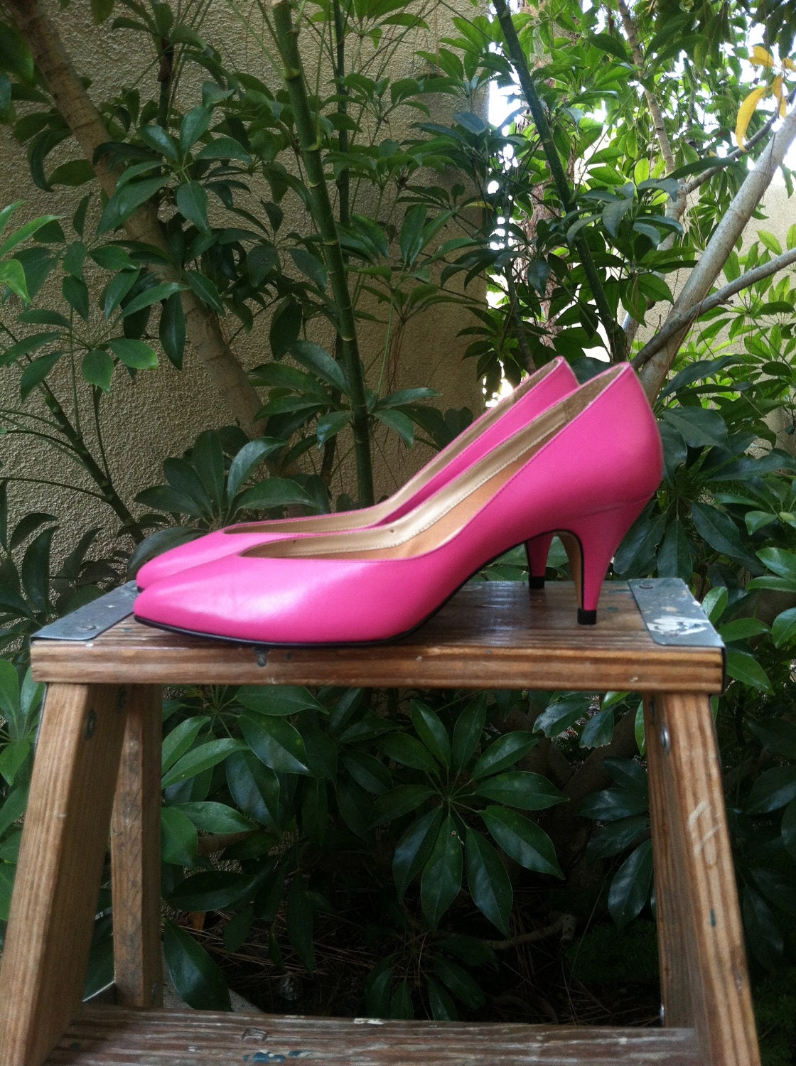 Hot Pink 80s Pumps, Size 7 fit like 6.5, High Heels, Magenta Shoes, 1980s Coach and Four - TheLionsDenStudio