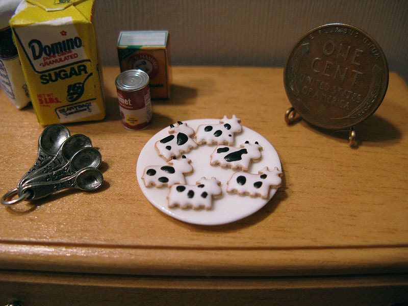 Half dozen gourmet Moo Cow cookies - dollhouse miniature