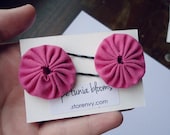 yoyo hair pins // dress up your hair // bright pink
