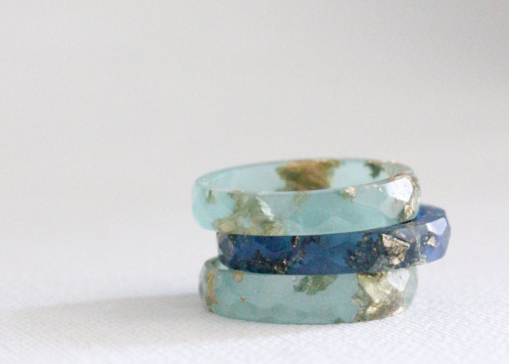 size 8 thin multifaceted eco resin seafoam with gold flakes