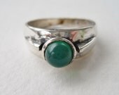 Vintage 80s Modern Minimalist Signed 92.5 Sterling Silver Green Lucite or Glass Cabochon Size 8 Ring