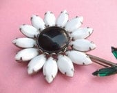 vintage Kramer jewelry, white flower brooch pin, antique jewelry, milk glass daisy brooch, black white green summer jewelry