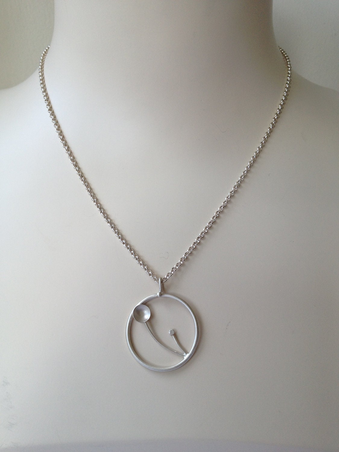 Flower circle necklace