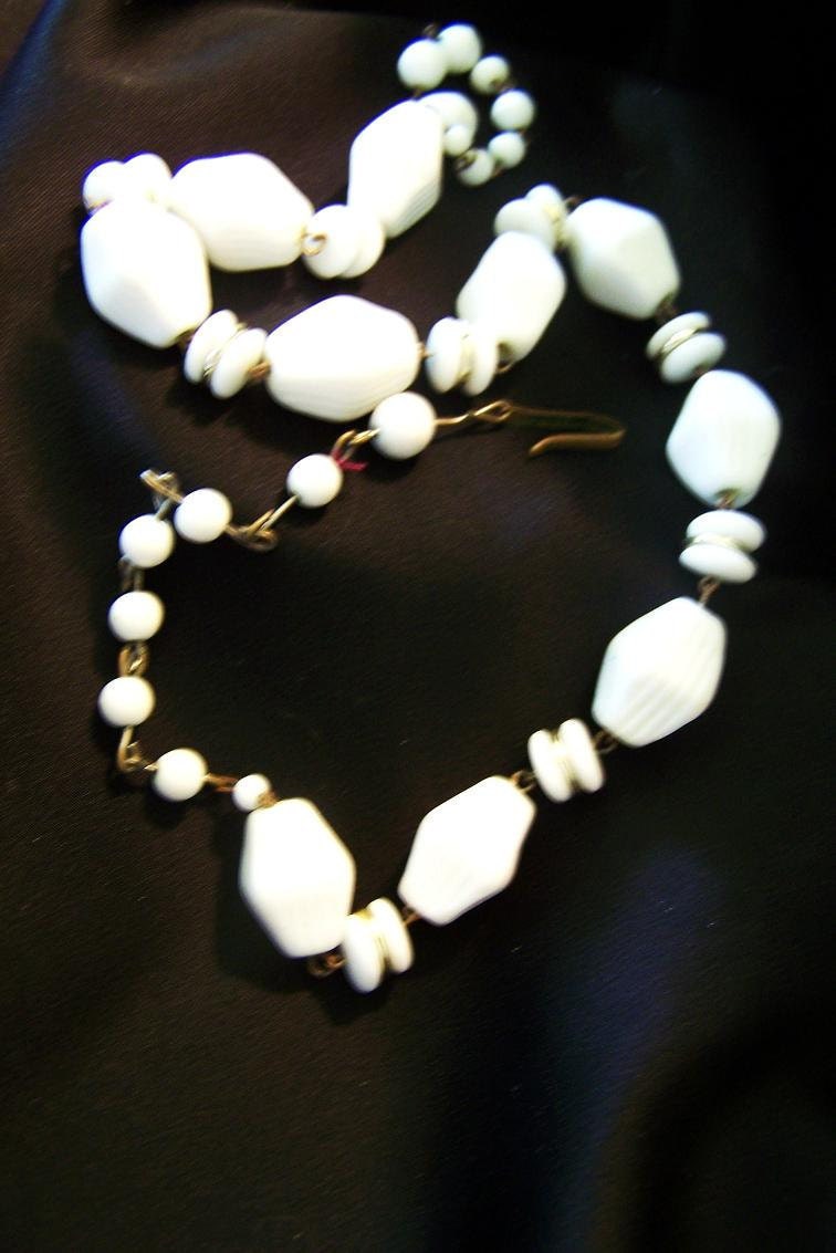 Vintage Necklace Milk Glass Bead Art Deco Style N3240