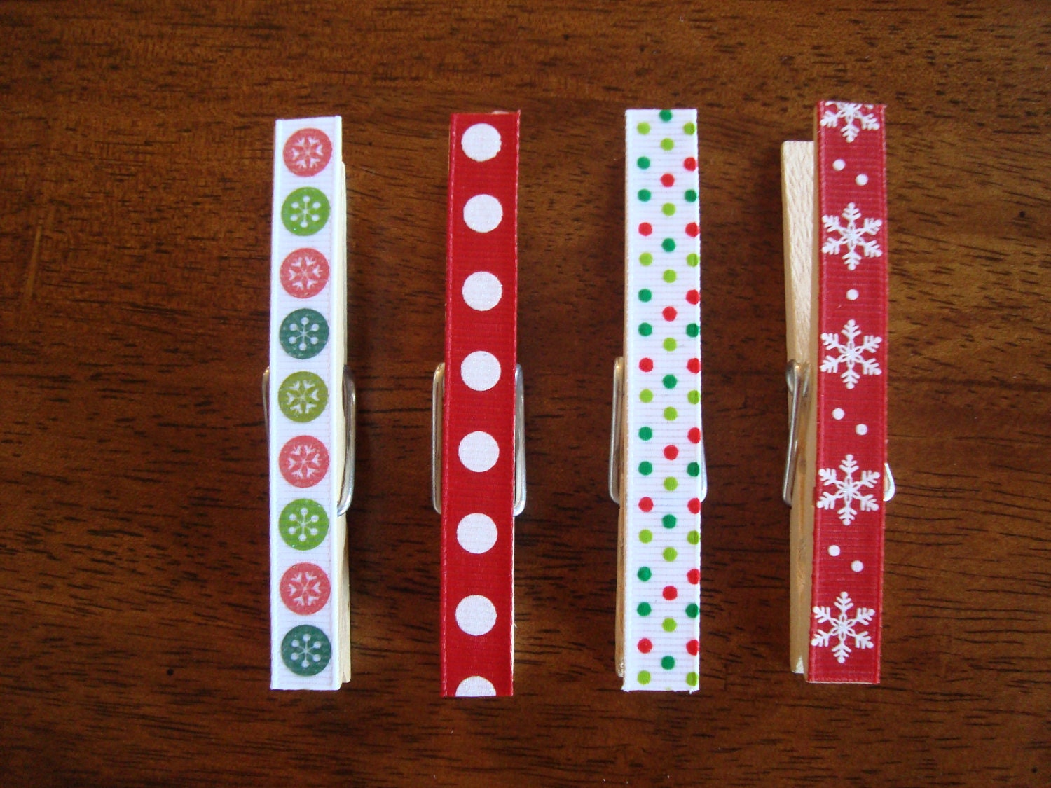 Christmas Card Display - Set of 20 Red & Green Circles and Snowflakes Clothespins on Jute