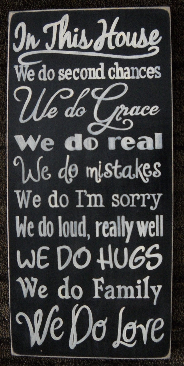 In This House WE DO LOVE Typography Sign Plaque Wall Home Decor Family Motto Mission Statement