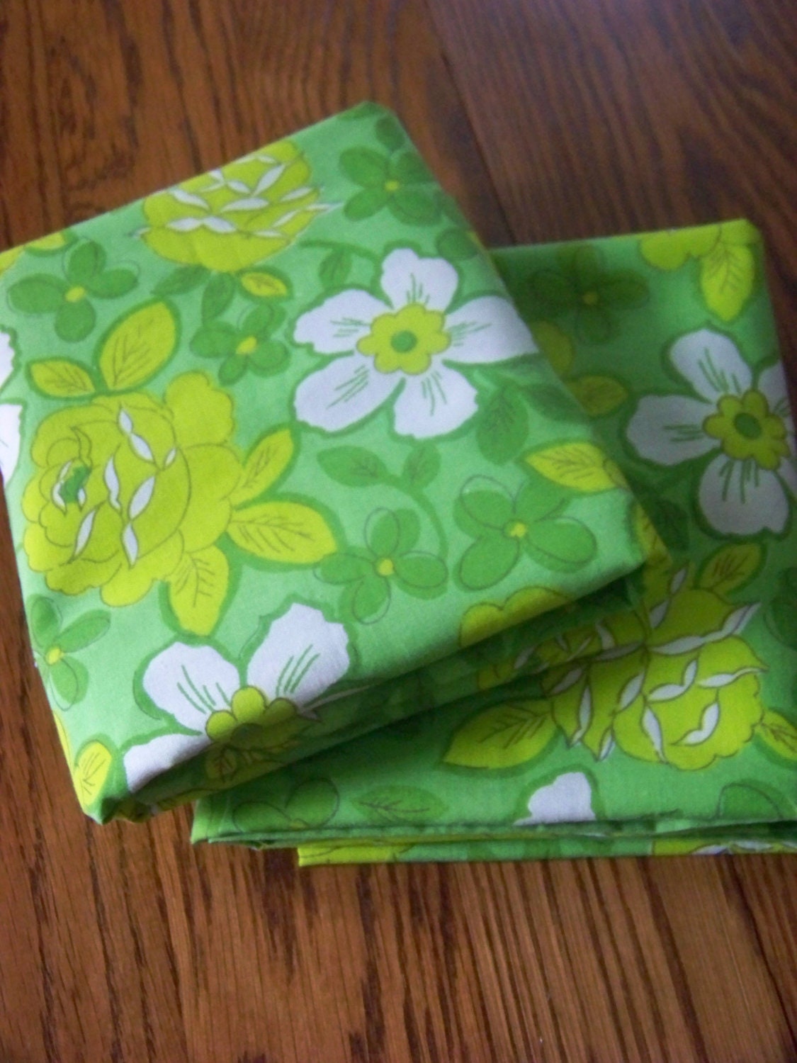 Set Of Vintage Pillowcases / Green Flower Retro Print Pillow Cases