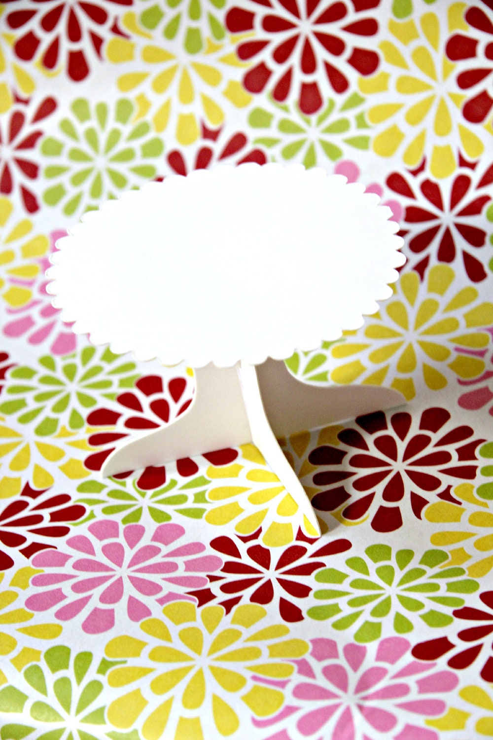 Single Cupcake Stand with Scalloped Edge - Set of 3 - Disposable