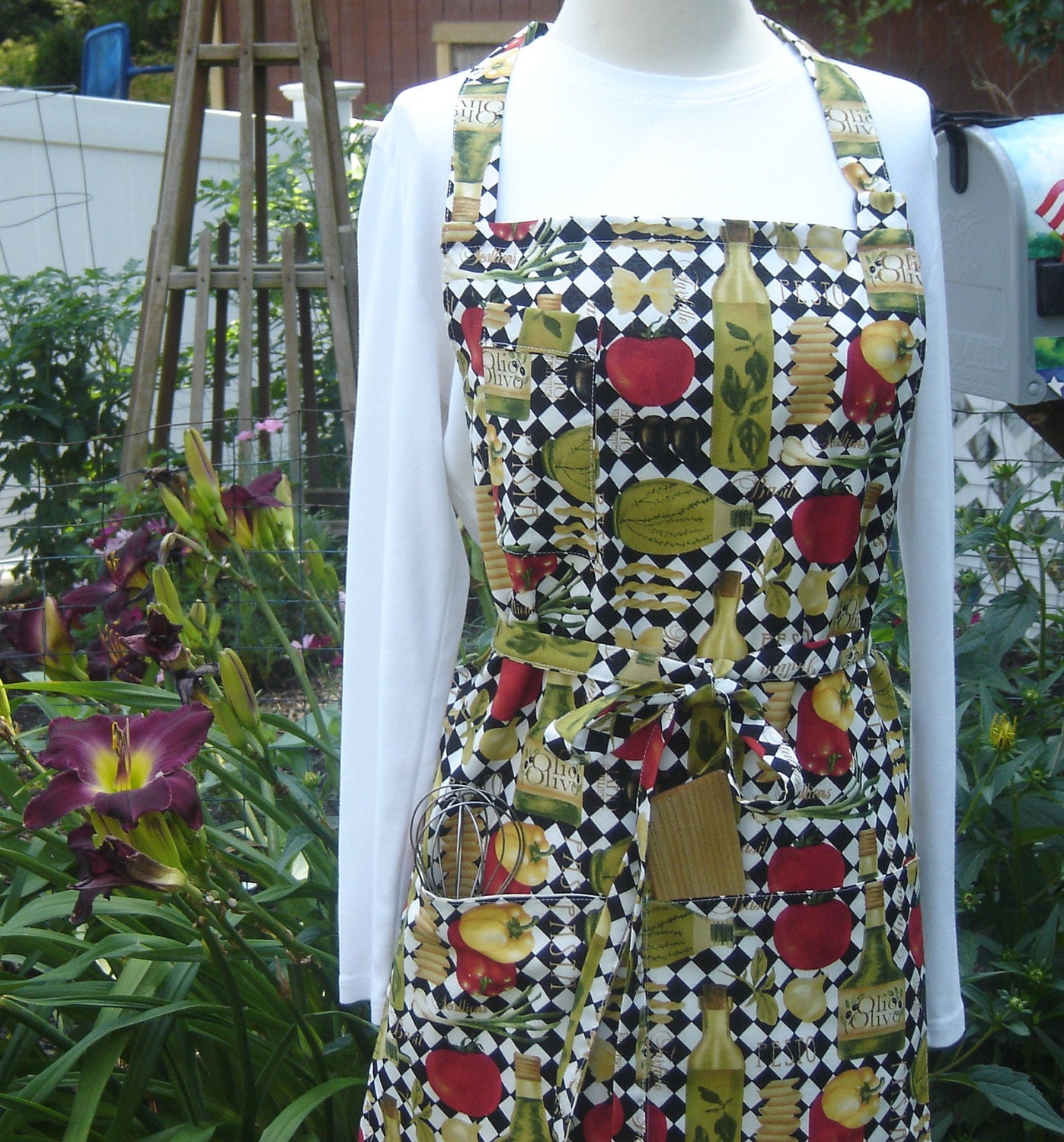 Colorful Tuscany-like full bib apron with peppers, olive oil, tomatoes, pasta, etc., generous size 16 XL with flexible sizing, unisex