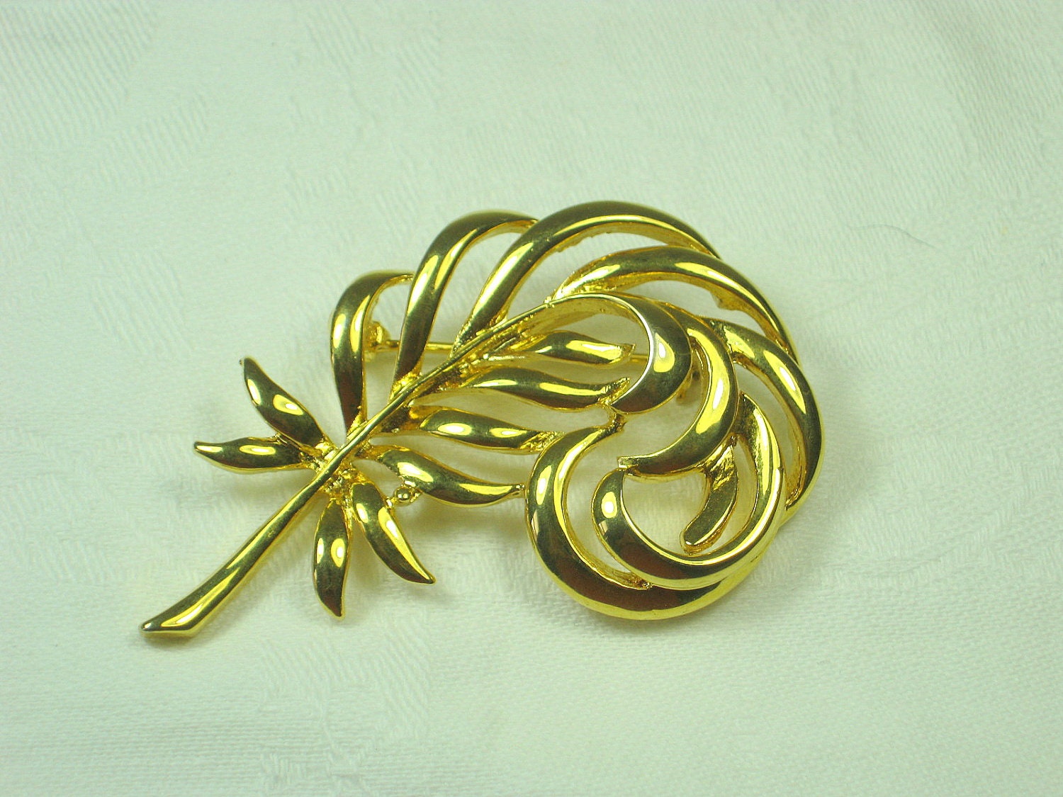 Vintage Feather Brooch Gold Pin Scarves Gift
