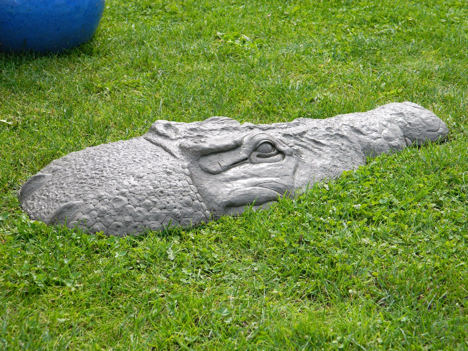 resin alligator lawn ornament