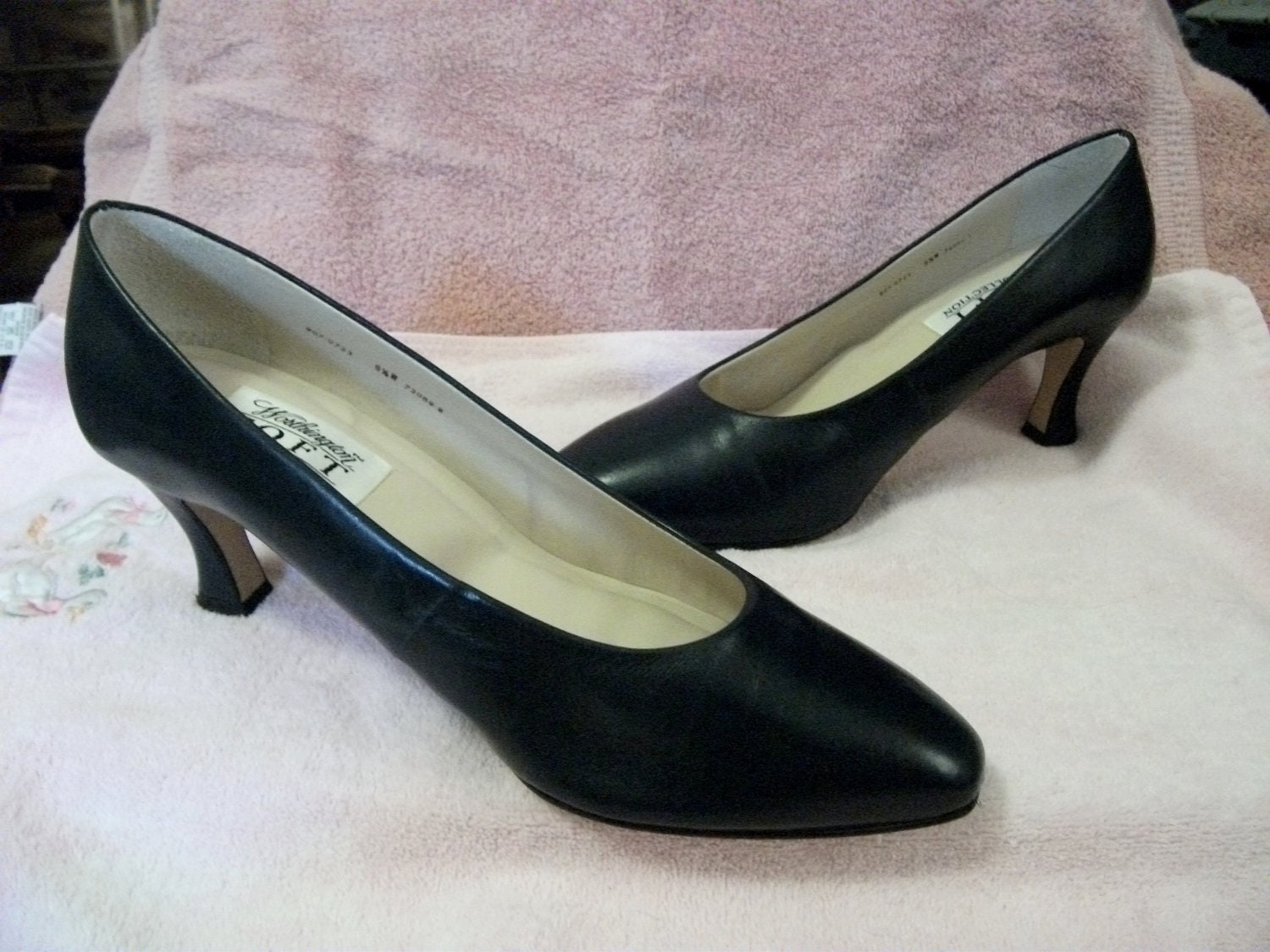 Vintage Ladies Navy Blue Leather Pumps with 2 1/2" Kitten Heel by Worthington Size 9 1/2 Wide Only 12 USD