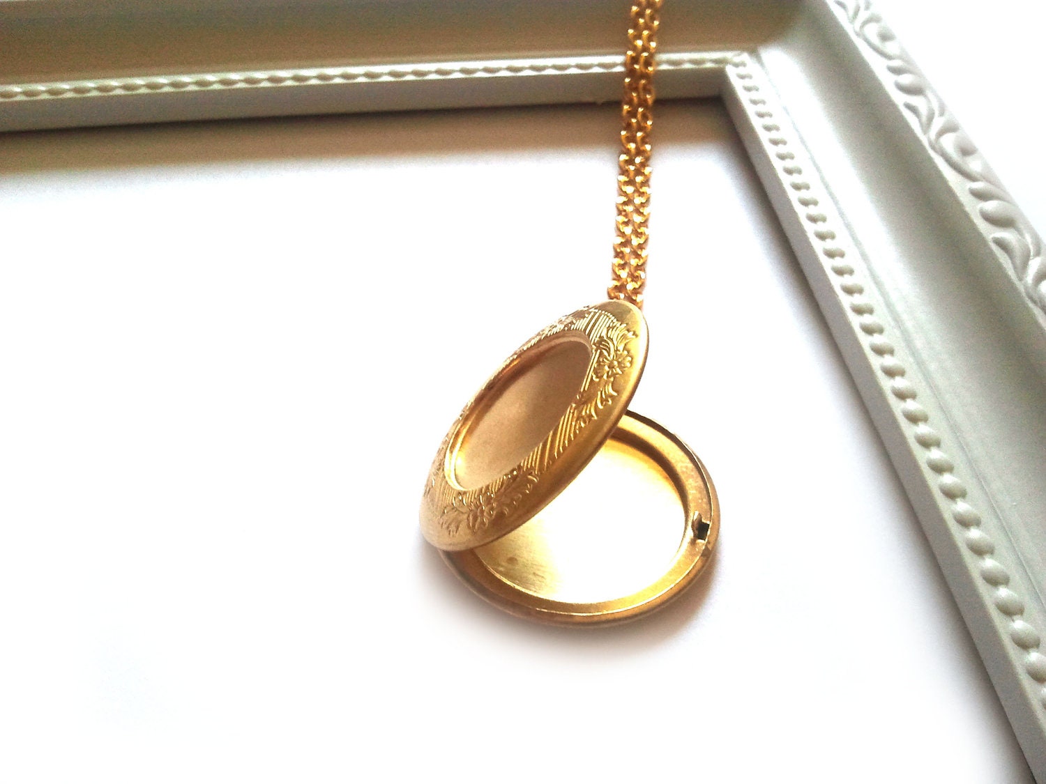 Long Necklace With Round Locket. Vintage Style Jewelry. Gold Plated.