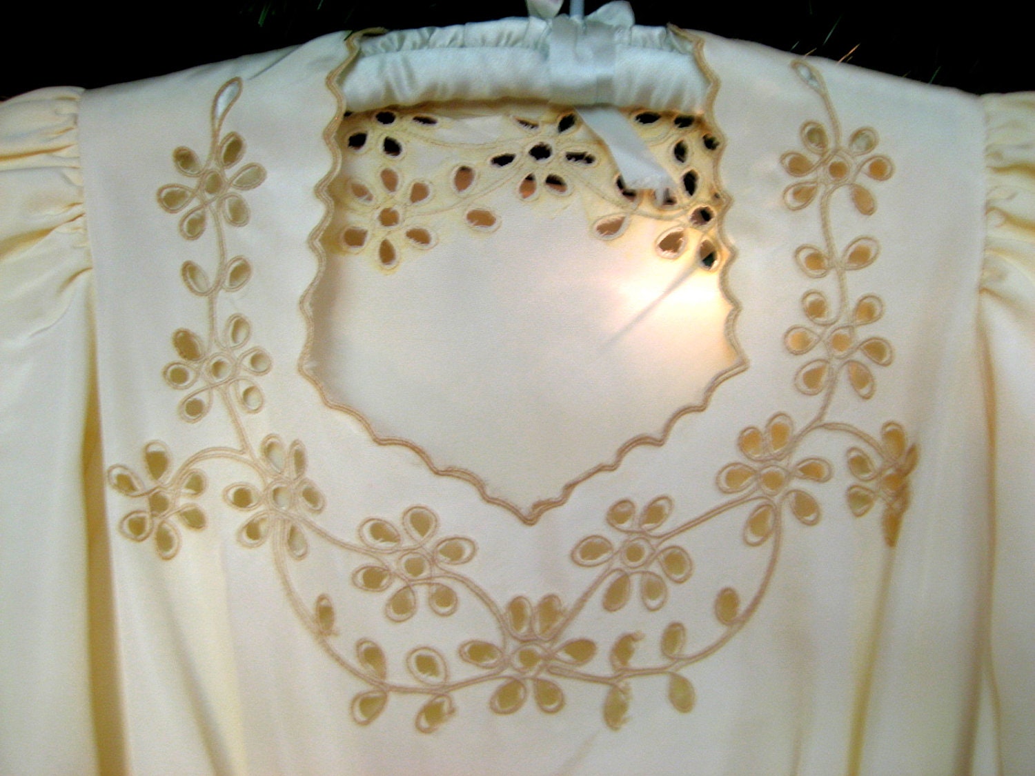 15% OFF - Wanda - Vintage 1940s Wedding Dress Embroidered Cutouts