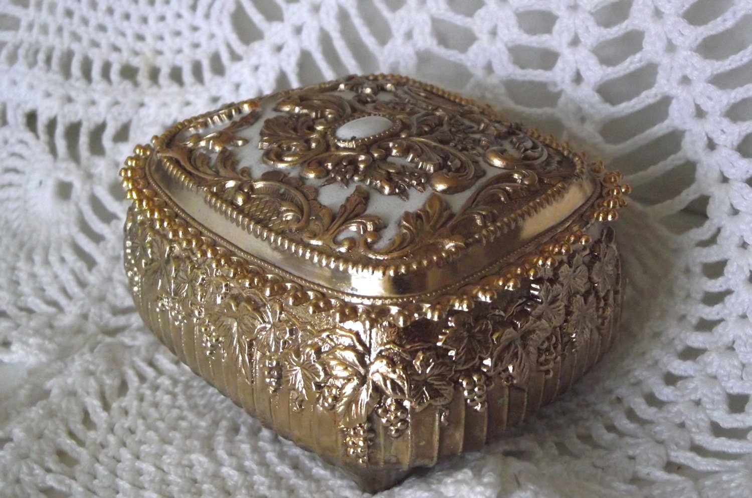 Vintage Trinket box jewelry vanity box