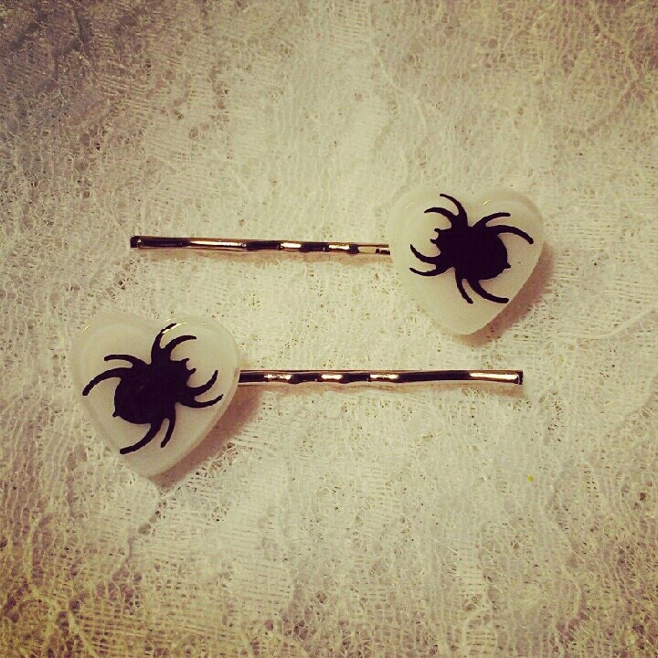 Creepy Spiders Resin Halloween Hearts Bobby Pin Set