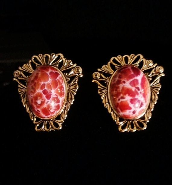 Marble burnt red & white glass cabochon set in Gold brass pierced earrings