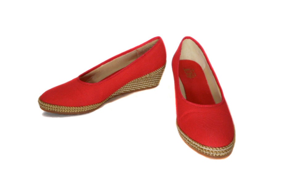 1970s Red Espadrille Wedges by Beacon - Summer Spring Heels - Straw Canvas Wedge - Size 9 1/2