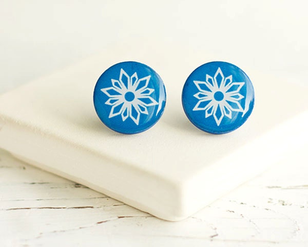 Snowflakes Posts, Snowflake Ornament, Blues and White, Winter Earrings, FREE shipping - HelgaYutt