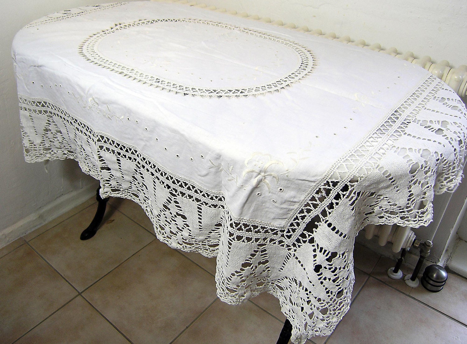Vintage White Lace Crochet Tablecloth Vintage by RetroBerlin