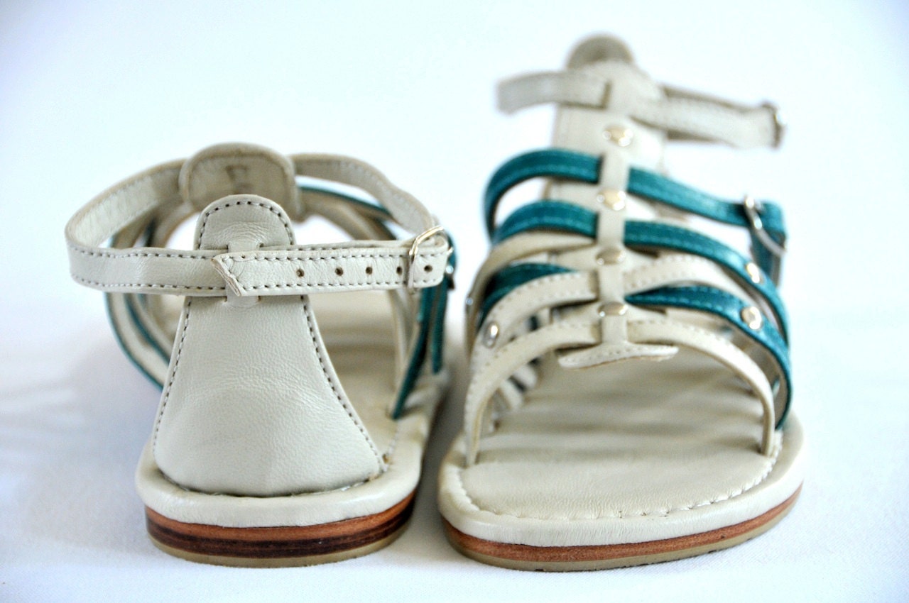 CARINO. Sandals / Womens leather flats. Sizes: US 4-13, EUR 35-43. Available in different leather colors.