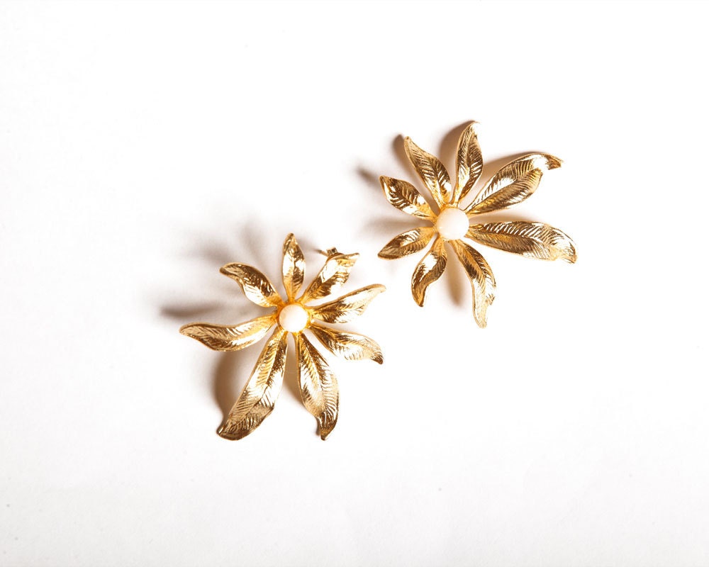 Lotus earring, Gold Pearl Earrings, Gold Earrings, Gold Bridesmaid Earrings, Bridesmaid Earrings, Wedding Earrings