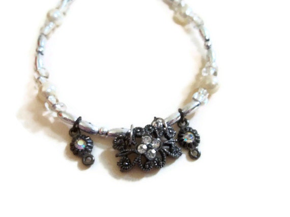 Silver and Cream beaded bracelet, Vintage charms, beaded jewelry, dainty bracelets, bridal bracelet, beaded accessories, imitation pearls,