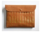 LARGE CLUTCH // brown leather with golden tribal print