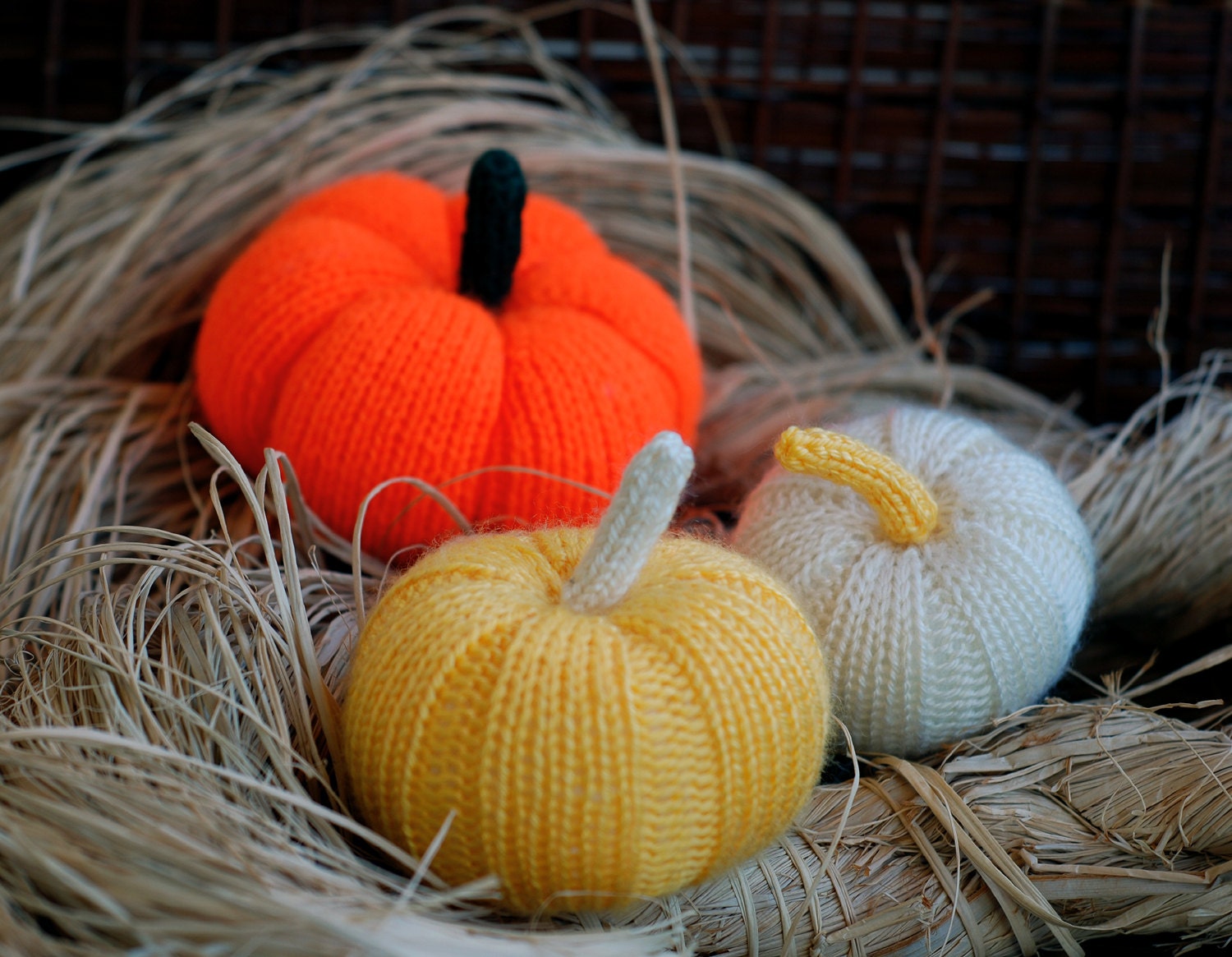 3 halloween pumpkins / white, orange and yellow /. Knitting patterns (knitted round)