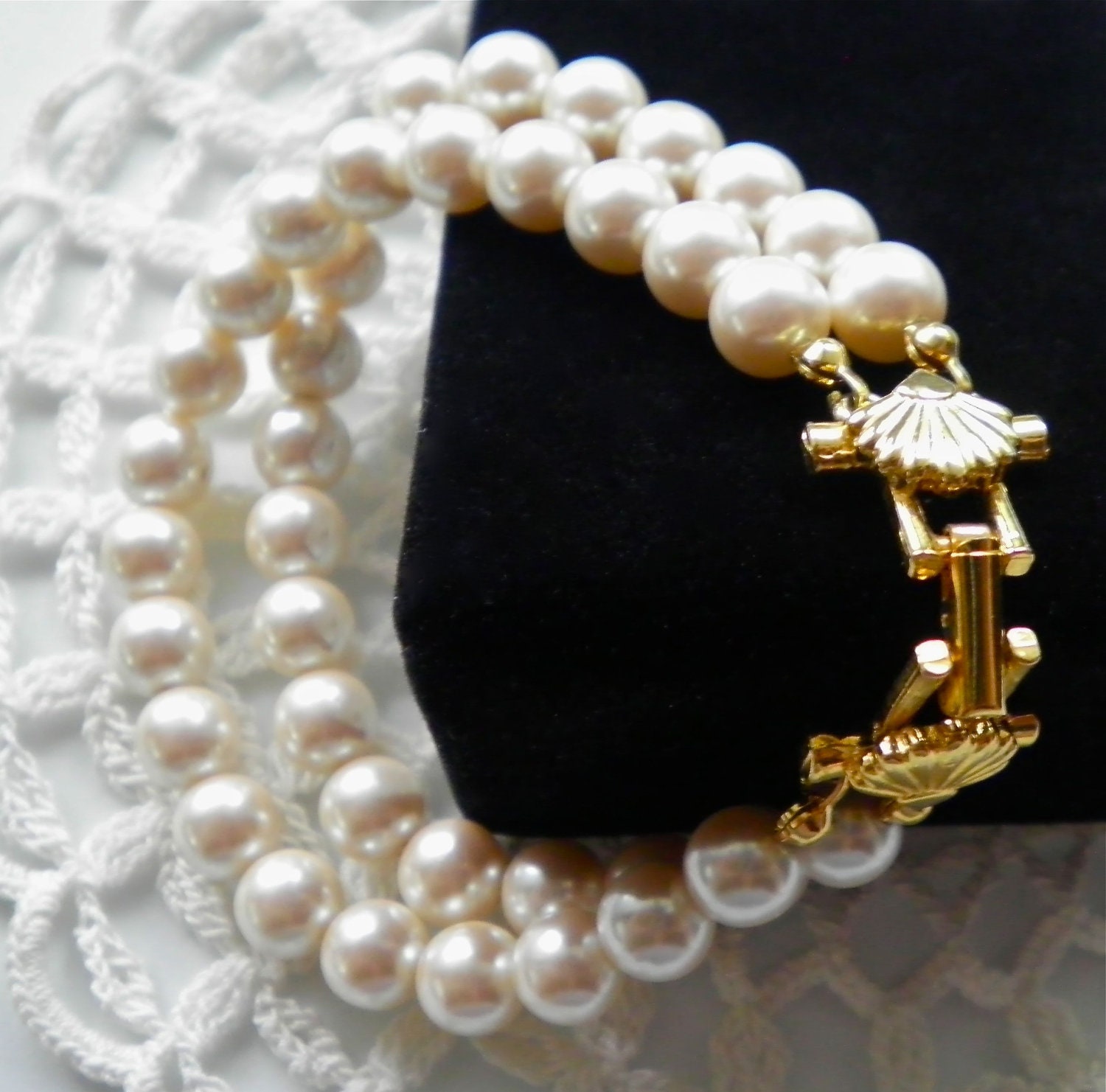 Signed RICHELIEU Bracelet Creamy Faux Pearls Fancy Shell Clasp