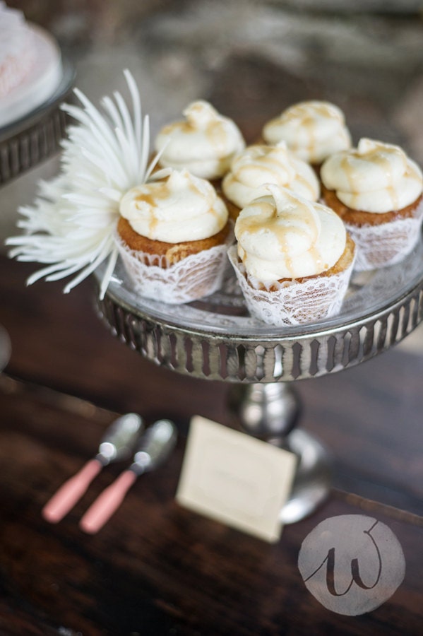 50 Real LACE Cupcake Wrappers for your Wedding, Bridal / Baby Shower, Birthday Party, Tea party, Vintage party. Handmade in Ivory or White.