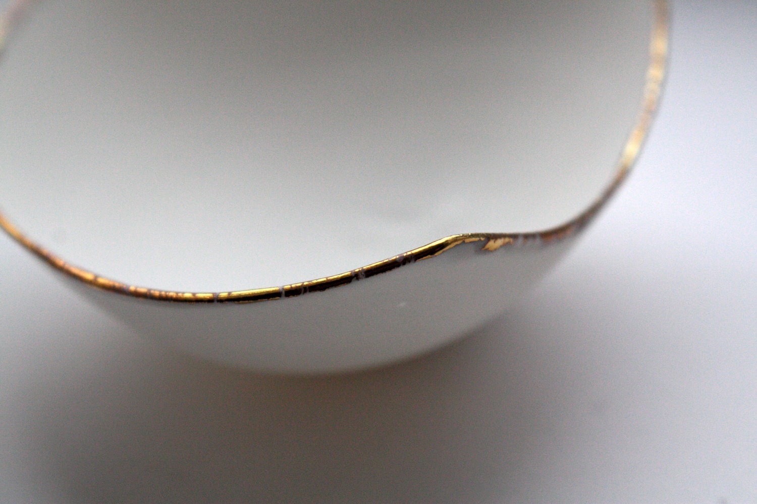 Stoneware fine bone china bowl with 10% real gold resembles a small boat.