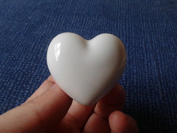 White Heart Dresser Drawer Knobs Pulls Handle / Kitchen Cabinet Handles Knob Pull / Bathroom Accessories Nursery Baby Home Decor Kids Room