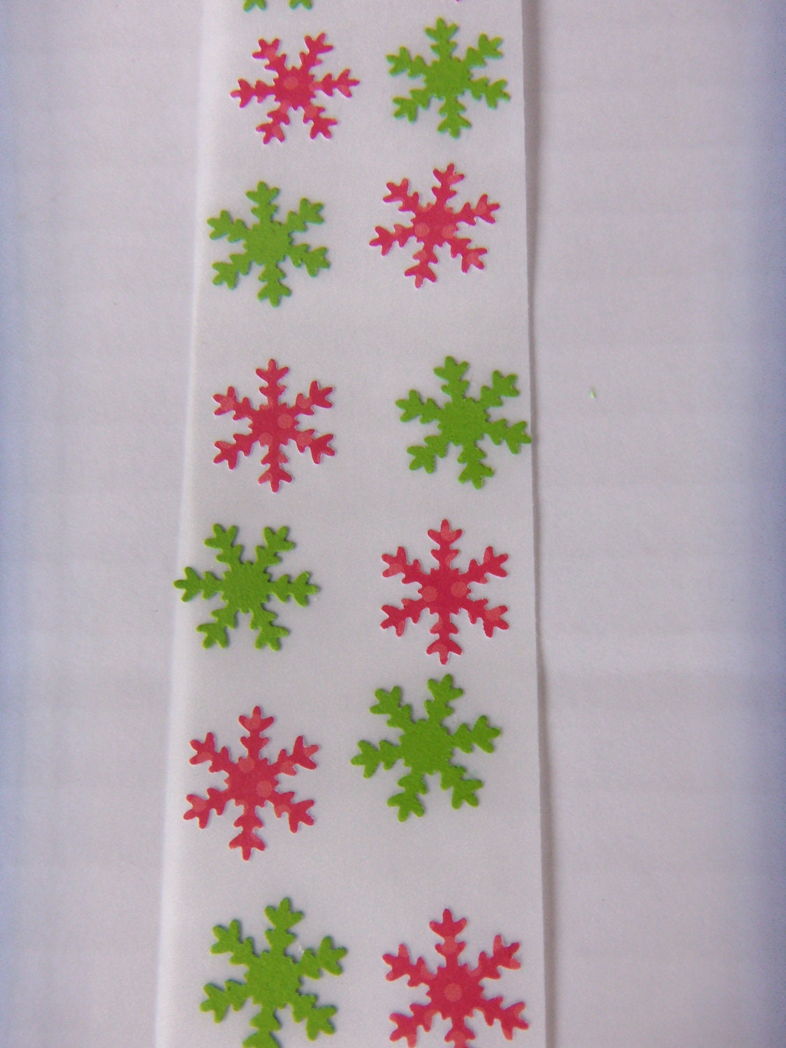 100 Christmas Snowflake Stickers in Green & Red Dot