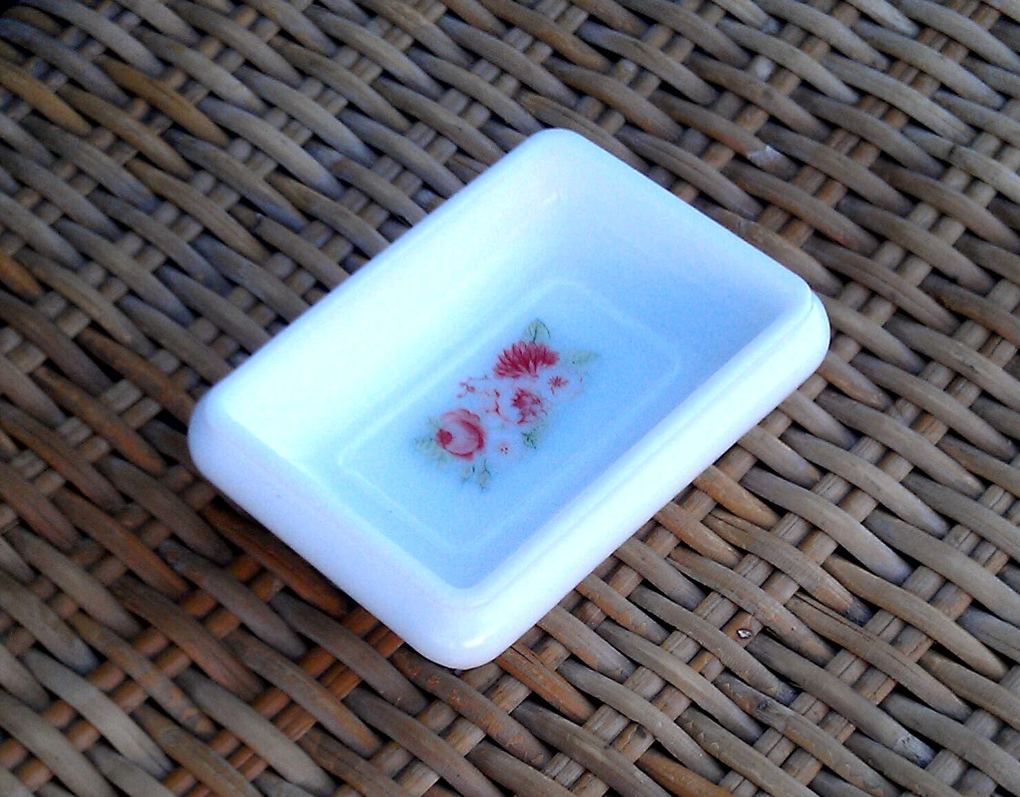 Vintage Painted White Milk Glass Avon Country Garden Soap Dish