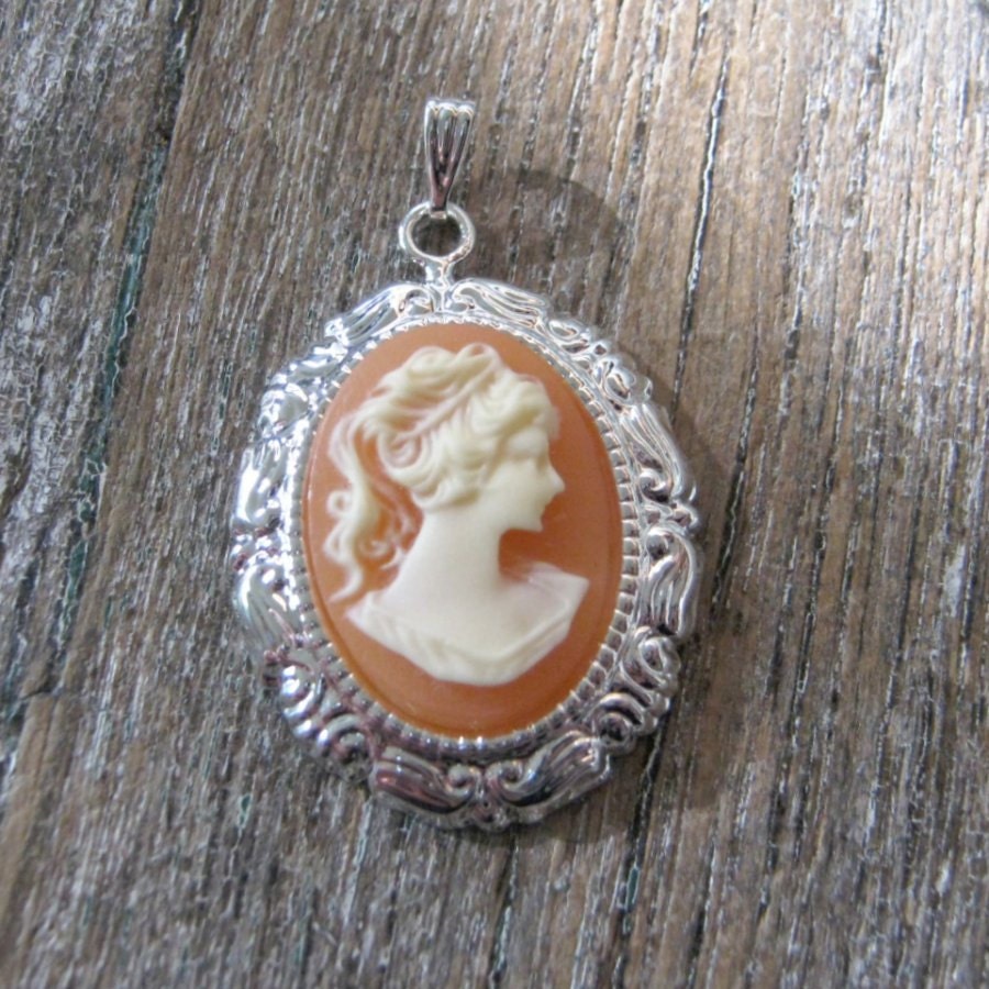 Charming Cameo Pendant . antique-style silver plated setting  (type2) . carnelian & cream