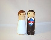 Sportsfan and his Bride - Custom Wedding Cake Peg Toppers