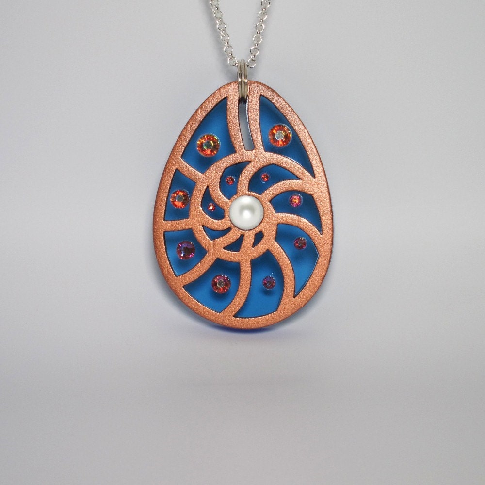 Avant Garde Laser Cut Shell Necklace - IntoIt Series