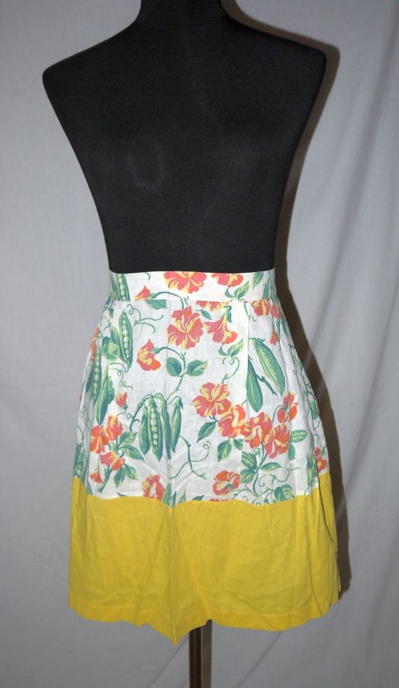 Vintage 40s 50s half apron / 1950s mid century / peas pea pod / garden flower / novelty vegetable / 1940s housewife