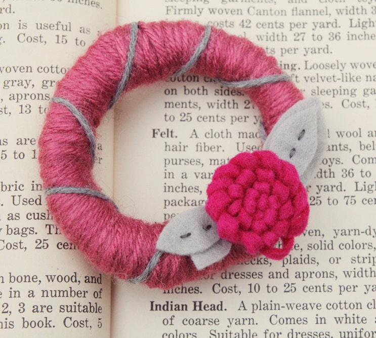 Mini Ornament Yarn Wreath with Fuchsia Felt Flower and Grey Leaves by Catshy Crafts