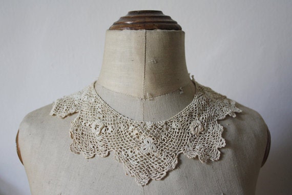 Antique Italian Crochet Collar. Crochet needle irish lace. Circa 1800s. - LaSartoria