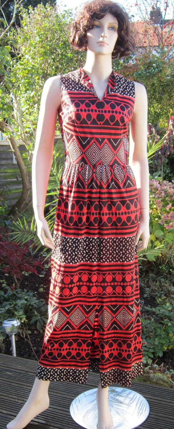 Vintage 70s maxi dress in orange and black ethnic graphic print, Bust 34"