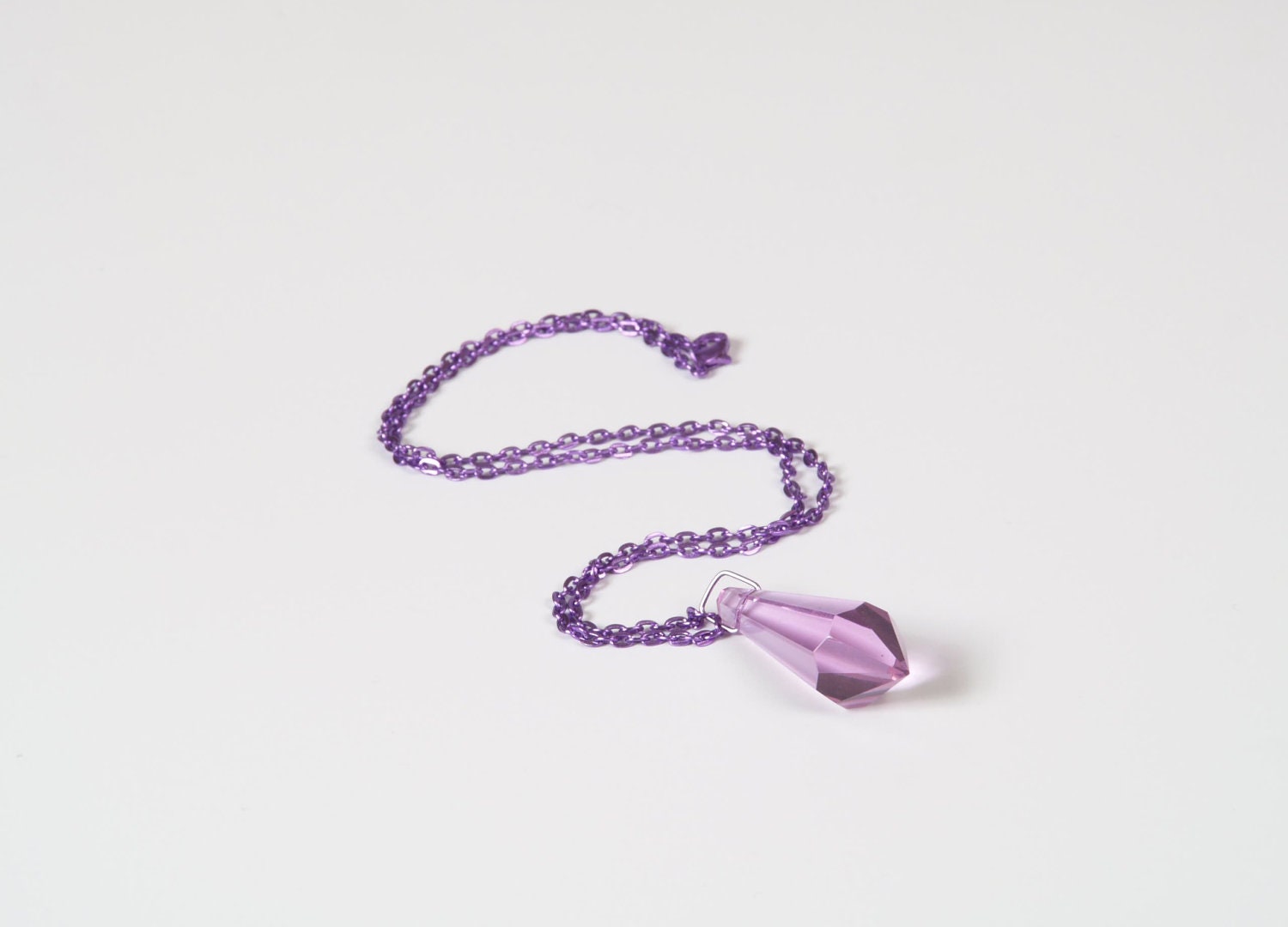 Light Purple Crystal Pendant Necklace w/ Light Purple Color Chain Dagger Cut