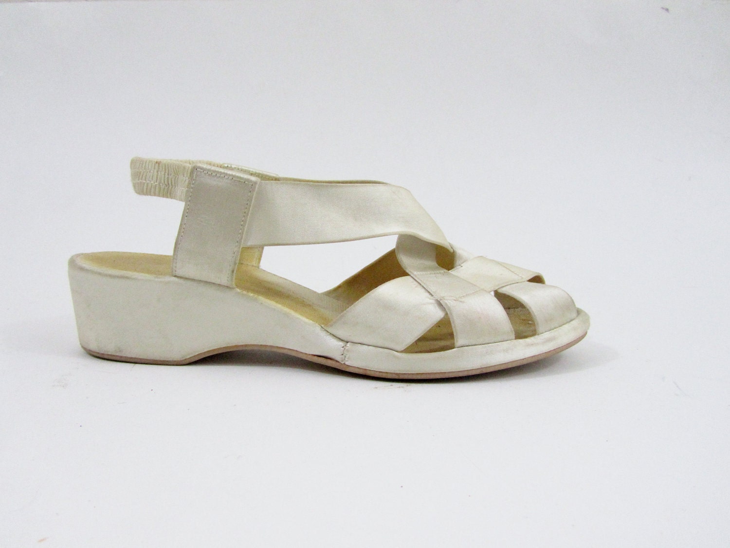 1930s 1940s Shoes Wedding Peep Toe Wedge Heels in Creme Satin Size 5.5 6