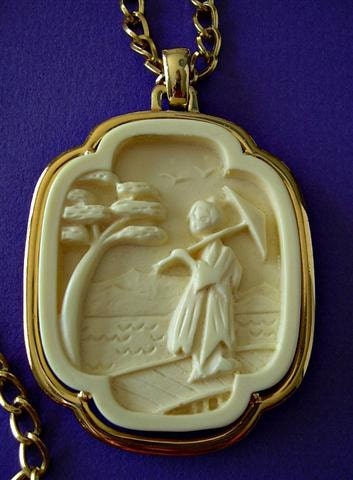 Vintage Crown Trifari Demi Geisha - Necklace Earrings Ivory Lucite